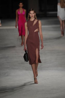 New York, Ny - Şubat 09: Manken New York'ta 9 Şubat 2018 Cushine Et Ochs sonbahar/kış 2018 koleksiyonunda pist yürür.