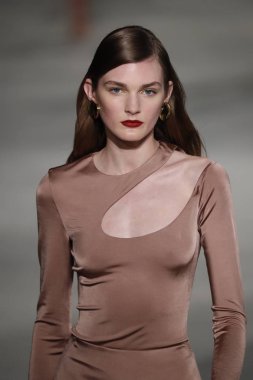 New York, Ny - Şubat 09: Manken New York'ta 9 Şubat 2018 Cushine Et Ochs sonbahar/kış 2018 koleksiyonunda pist yürür.