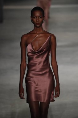 New York, Ny - Şubat 09: Manken New York'ta 9 Şubat 2018 Cushine Et Ochs sonbahar/kış 2018 koleksiyonunda pist yürür.