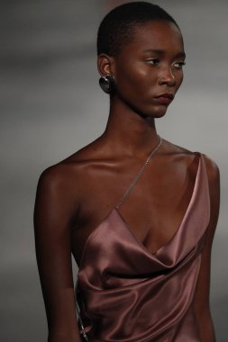 New York, Ny - Şubat 09: Manken New York'ta 9 Şubat 2018 Cushine Et Ochs sonbahar/kış 2018 koleksiyonunda pist yürür.