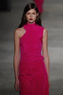 New York, Ny - Şubat 09: Manken New York'ta 9 Şubat 2018 Cushine Et Ochs sonbahar/kış 2018 koleksiyonunda pist yürür.