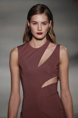 New York, Ny - Şubat 09: Manken New York'ta 9 Şubat 2018 Cushine Et Ochs sonbahar/kış 2018 koleksiyonunda pist yürür.