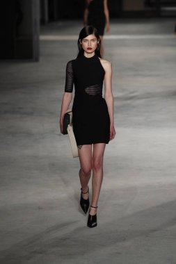 New York, Ny - Şubat 09: Manken New York'ta 9 Şubat 2018 Cushine Et Ochs sonbahar/kış 2018 koleksiyonunda pist yürür.