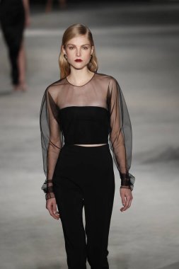 New York, Ny - Şubat 09: Manken New York'ta 9 Şubat 2018 Cushine Et Ochs sonbahar/kış 2018 koleksiyonunda pist yürür.