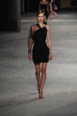 New York, Ny - Şubat 09: Manken New York'ta 9 Şubat 2018 Cushine Et Ochs sonbahar/kış 2018 koleksiyonunda pist yürür.