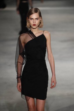 New York, Ny - Şubat 09: Manken New York'ta 9 Şubat 2018 Cushine Et Ochs sonbahar/kış 2018 koleksiyonunda pist yürür.