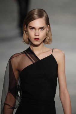 New York, Ny - Şubat 09: Manken New York'ta 9 Şubat 2018 Cushine Et Ochs sonbahar/kış 2018 koleksiyonunda pist yürür.