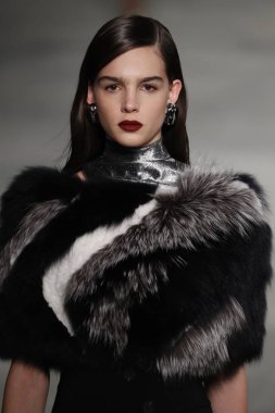 New York, Ny - Şubat 09: Manken New York'ta 9 Şubat 2018 Cushine Et Ochs sonbahar/kış 2018 koleksiyonunda pist yürür.