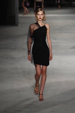 New York, Ny - Şubat 09: Manken New York'ta 9 Şubat 2018 Cushine Et Ochs sonbahar/kış 2018 koleksiyonunda pist yürür.