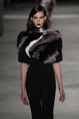 New York, Ny - Şubat 09: Manken New York'ta 9 Şubat 2018 Cushine Et Ochs sonbahar/kış 2018 koleksiyonunda pist yürür.