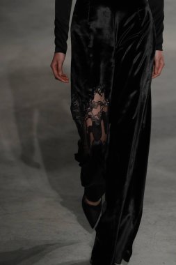 New York, Ny - Şubat 09: Manken New York'ta 9 Şubat 2018 Cushine Et Ochs sonbahar/kış 2018 koleksiyonunda pist yürür.