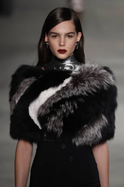 New York, Ny - Şubat 09: Manken New York'ta 9 Şubat 2018 Cushine Et Ochs sonbahar/kış 2018 koleksiyonunda pist yürür.