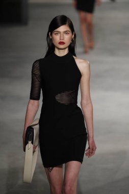 New York, Ny - Şubat 09: Manken New York'ta 9 Şubat 2018 Cushine Et Ochs sonbahar/kış 2018 koleksiyonunda pist yürür.