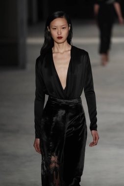 New York, Ny - Şubat 09: Manken New York'ta 9 Şubat 2018 Cushine Et Ochs sonbahar/kış 2018 koleksiyonunda pist yürür.