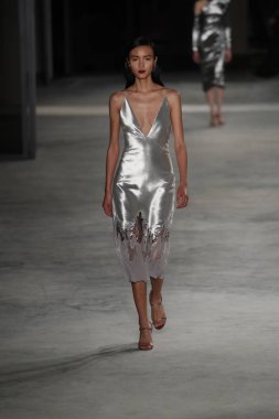 New York, Ny - Şubat 09: Manken New York'ta 9 Şubat 2018 Cushine Et Ochs sonbahar/kış 2018 koleksiyonunda pist yürür.