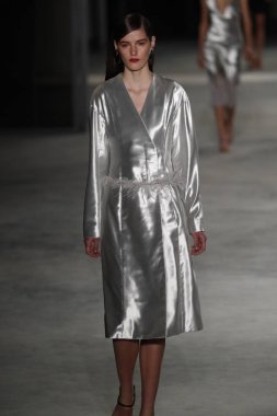 New York, Ny - Şubat 09: Manken New York'ta 9 Şubat 2018 Cushine Et Ochs sonbahar/kış 2018 koleksiyonunda pist yürür.