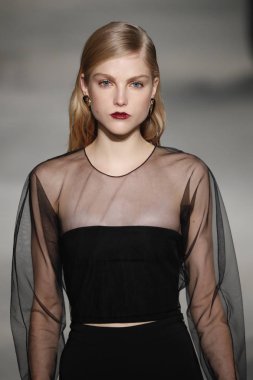 New York, Ny - Şubat 09: Manken New York'ta 9 Şubat 2018 Cushine Et Ochs sonbahar/kış 2018 koleksiyonunda pist yürür.