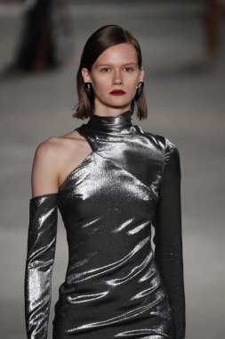 New York, Ny - Şubat 09: Manken New York'ta 9 Şubat 2018 Cushine Et Ochs sonbahar/kış 2018 koleksiyonunda pist yürür.