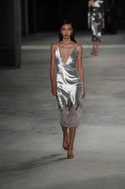 New York, Ny - Şubat 09: Manken New York'ta 9 Şubat 2018 Cushine Et Ochs sonbahar/kış 2018 koleksiyonunda pist yürür.