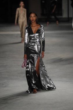 New York, Ny - Şubat 09: Manken New York'ta 9 Şubat 2018 Cushine Et Ochs sonbahar/kış 2018 koleksiyonunda pist yürür.