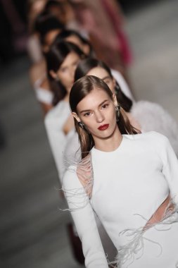 New York, Ny - Şubat 09: Modelleri yürüyüş pist finale New York'ta 9 Şubat 2018 üzerinde Cushine Et Ochs sonbahar/kış 2018 koleksiyonu.