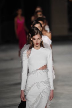 New York, Ny - Şubat 09: Modelleri yürüyüş pist finale New York'ta 9 Şubat 2018 üzerinde Cushine Et Ochs sonbahar/kış 2018 koleksiyonu.