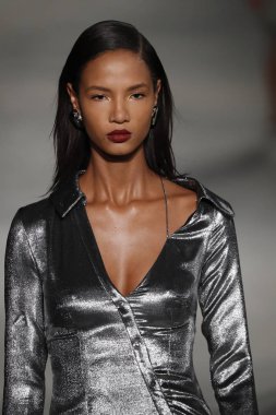 New York, Ny - Şubat 09: Manken New York'ta 9 Şubat 2018 Cushine Et Ochs sonbahar/kış 2018 koleksiyonunda pist yürür.