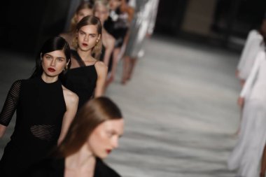 New York, Ny - Şubat 09: Modelleri yürüyüş pist finale New York'ta 9 Şubat 2018 üzerinde Cushine Et Ochs sonbahar/kış 2018 koleksiyonu.