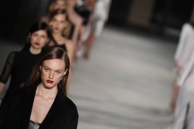 New York, Ny - Şubat 09: Modelleri yürüyüş pist finale New York'ta 9 Şubat 2018 üzerinde Cushine Et Ochs sonbahar/kış 2018 koleksiyonu.