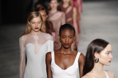 New York, Ny - Şubat 09: Modelleri yürüyüş pist finale New York'ta 9 Şubat 2018 üzerinde Cushine Et Ochs sonbahar/kış 2018 koleksiyonu.