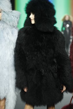 Paris, Fransa - Mart 03: Modelleri pist Sonia Rykiel gösterisi sırasında bölümü, Paris moda hafta kadın giyim Sonbahar/Kış 2018/2019 olarak 3 Mart 2018 Paris, Fransa'da walk on. 