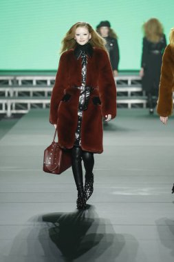 Paris, Fransa - Mart 03: Bir modeli pist Sonia Rykiel gösterisi sırasında bölümü, Paris moda hafta kadın giyim Sonbahar/Kış 2018/2019 olarak 3 Mart 2018 Paris, Fransa'da yürür. 