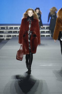 Paris, Fransa - Mart 03: Bir modeli pist Sonia Rykiel gösterisi sırasında bölümü, Paris moda hafta kadın giyim Sonbahar/Kış 2018/2019 olarak 3 Mart 2018 Paris, Fransa'da yürür. 