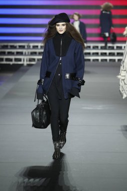 Paris, Fransa - Mart 03: Bir modeli pist Sonia Rykiel gösterisi sırasında bölümü, Paris moda hafta kadın giyim Sonbahar/Kış 2018/2019 olarak 3 Mart 2018 Paris, Fransa'da yürür. 