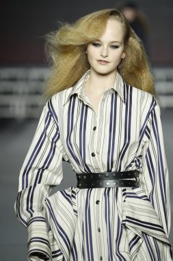 Paris, Fransa - Mart 03: Bir modeli pist Sonia Rykiel gösterisi sırasında bölümü, Paris moda hafta kadın giyim Sonbahar/Kış 2018/2019 olarak 3 Mart 2018 Paris, Fransa'da yürür. 