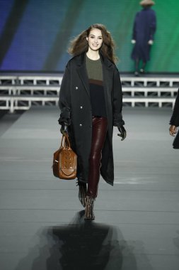 Paris, Fransa - Mart 03: Bir modeli pist Sonia Rykiel gösterisi sırasında bölümü, Paris moda hafta kadın giyim Sonbahar/Kış 2018/2019 olarak 3 Mart 2018 Paris, Fransa'da yürür. 