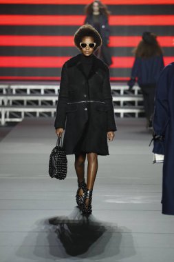 Paris, Fransa - Mart 03: Bir modeli pist Sonia Rykiel gösterisi sırasında bölümü, Paris moda hafta kadın giyim Sonbahar/Kış 2018/2019 olarak 3 Mart 2018 Paris, Fransa'da yürür. 