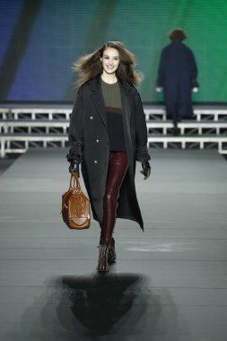 Paris, Fransa - Mart 03: Bir modeli pist Sonia Rykiel gösterisi sırasında bölümü, Paris moda hafta kadın giyim Sonbahar/Kış 2018/2019 olarak 3 Mart 2018 Paris, Fransa'da yürür. 