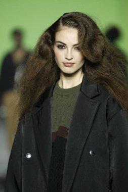 Paris, Fransa - Mart 03: Bir modeli pist Sonia Rykiel gösterisi sırasında bölümü, Paris moda hafta kadın giyim Sonbahar/Kış 2018/2019 olarak 3 Mart 2018 Paris, Fransa'da yürür. 