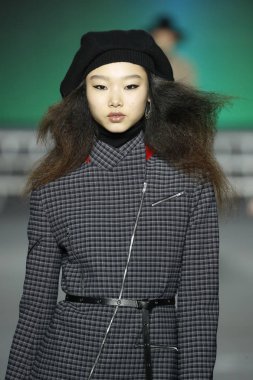 Paris, Fransa - Mart 03: Bir modeli pist Sonia Rykiel gösterisi sırasında bölümü, Paris moda hafta kadın giyim Sonbahar/Kış 2018/2019 olarak 3 Mart 2018 Paris, Fransa'da yürür. 