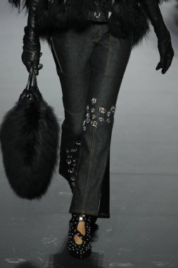 Paris, Fransa - Mart 03: Bir modeli pist Sonia Rykiel gösterisi sırasında bölümü, Paris moda hafta kadın giyim Sonbahar/Kış 2018/2019 olarak 3 Mart 2018 Paris, Fransa'da yürür. 