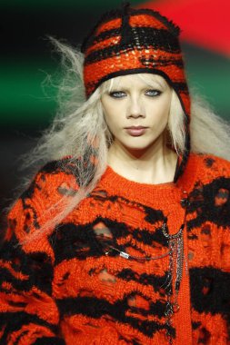 Paris, Fransa - Mart 03: Bir modeli pist Sonia Rykiel gösterisi sırasında bölümü, Paris moda hafta kadın giyim Sonbahar/Kış 2018/2019 olarak 3 Mart 2018 Paris, Fransa'da yürür. 