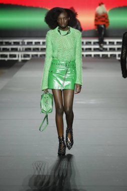 Paris, Fransa - Mart 03: Bir modeli pist Sonia Rykiel gösterisi sırasında bölümü, Paris moda hafta kadın giyim Sonbahar/Kış 2018/2019 olarak 3 Mart 2018 Paris, Fransa'da yürür. 