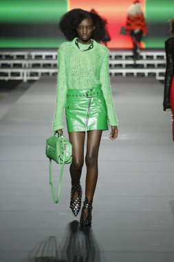 Paris, Fransa - Mart 03: Bir modeli pist Sonia Rykiel gösterisi sırasında bölümü, Paris moda hafta kadın giyim Sonbahar/Kış 2018/2019 olarak 3 Mart 2018 Paris, Fransa'da yürür. 