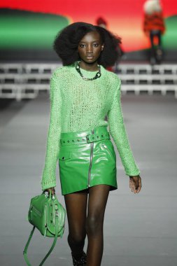 Paris, Fransa - Mart 03: Bir modeli pist Sonia Rykiel gösterisi sırasında bölümü, Paris moda hafta kadın giyim Sonbahar/Kış 2018/2019 olarak 3 Mart 2018 Paris, Fransa'da yürür. 