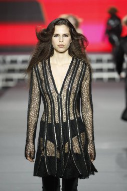 Paris, Fransa - Mart 03: Bir modeli pist Sonia Rykiel gösterisi sırasında bölümü, Paris moda hafta kadın giyim Sonbahar/Kış 2018/2019 olarak 3 Mart 2018 Paris, Fransa'da yürür. 