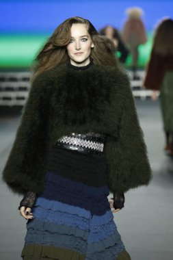 Paris, Fransa - Mart 03: Bir modeli pist Sonia Rykiel gösterisi sırasında bölümü, Paris moda hafta kadın giyim Sonbahar/Kış 2018/2019 olarak 3 Mart 2018 Paris, Fransa'da yürür. 