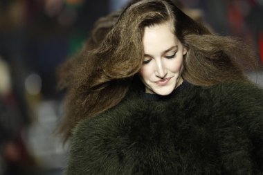 Paris, Fransa - Mart 03: Modelleri pist finale Sonia Rykiel gösterisi sırasında bölümü, Paris moda hafta kadın giyim Sonbahar/Kış 2018/2019 olarak 3 Mart 2018 Paris, Fransa'da walk on. 