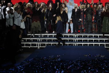 Paris, Fransa - Mart 03: Modelleri 3 Mart 2018 Paris, Fransa, Paris moda hafta kadın giyim Sonbahar/Kış 2018/2019 bir parçası olarak Sonia Rykiel gösteri sırasında pist üzerinde. 