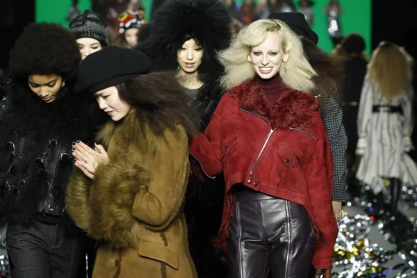 Parigi Francia Marzo Modelle Sfilano Finale Durante Sfilata Sonia Rykiel — Foto Stock